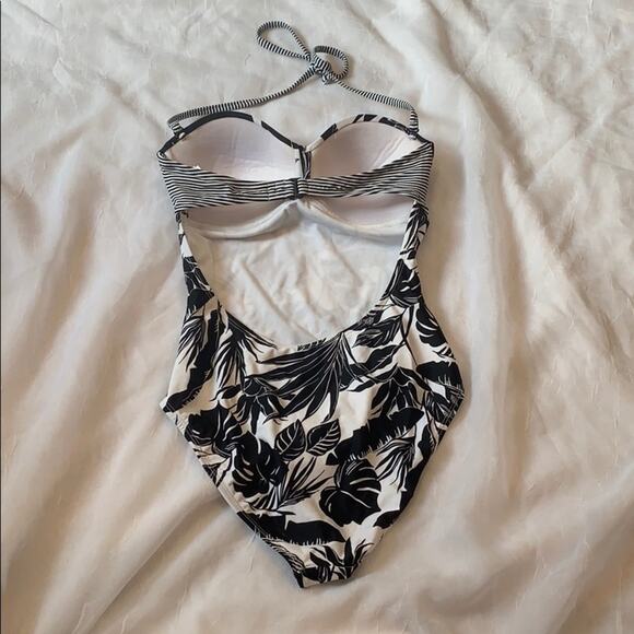 Old Navy black and white floral one piece swimsuit, xs - Picture 5 of 9